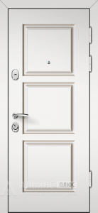 Белая дверь в загородный дом с рельефным узором №14 внешняя - фото